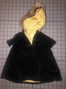 Abbigliamento per bambole mantello con cappuccio e pelliccia sintetica velluto nero, interno raso giallo - Foto 1 di 16