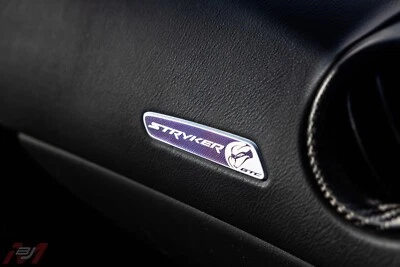 OEM 16-17 Dodge Viper GTC T/A 2.0 Súper Raro Stryker Púrpura Tablero Calcomanía Emblema OE Foto 1 de 4