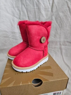 Botas UGG para niños pequeños Bailey botón en color escarlata talla 6 EE. UU., talla 7 EE. UU. Foto 1 de 4