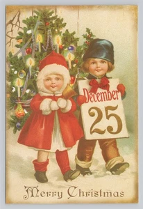 Frohe Weihnachten Kinder vor Baum halten 25. Dezember Schild Postkarte - Bild 1 von 2