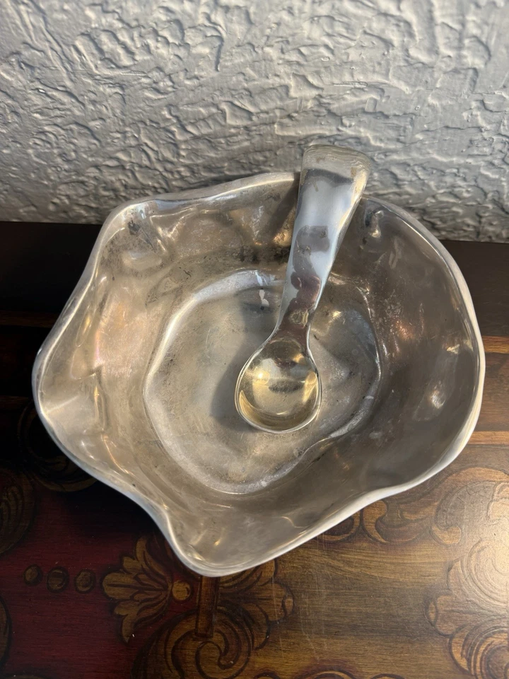 De colección Beatriz Ball Fino Metalería Hecho a Mano Cuenco y Cuchara Pátina Foto 1 de 4