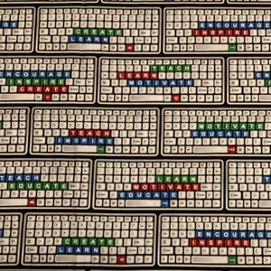 Windham Fabrics EDUCATORS Inspire Teach Keyboard - 1 iarda cotone - Foto 1 di 8