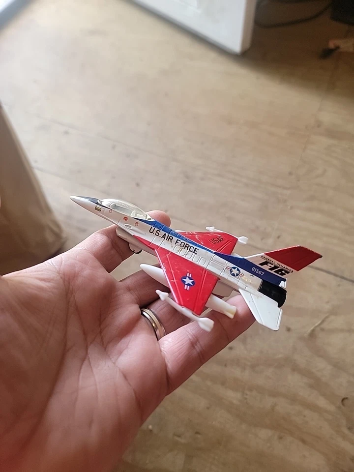 5 Inch General Dynamics F-16 Fighting Falcon  Diecast Jet - Image 1 of 4