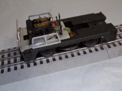Original Vintage Lionel O Gauge 3927 Track Cleaning Car, chassis for parts - Image 1 of 4