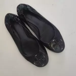 TORY BURCH Black Patent Leather REVA Logo Medallion Ballet Flats Sz 9 - Picture 1 of 9