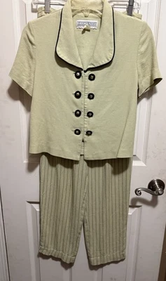 Conjunto de pantalón verde oliva Jessica Howard para mujer talla petite 8 Foto 1 de 4