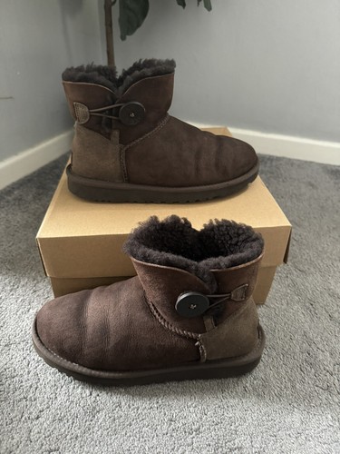 Stivali Usati Ugg Mini Bailey Bottoni Usati UK4 EU37 Marrone Cioccolato