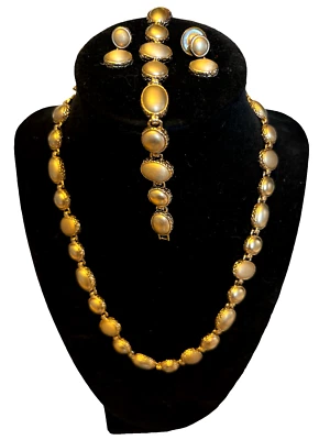 Juego de joyas de metal dorado Liz Claiborne collar de 18" pulsera pendientes postes Foto 1 de 4