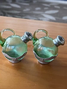 Lot Of 2 Vintage Thames Green Glass Salt & Pepper Shaker With Aluminum Cradle - Picture 1 of 9
