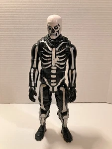 Epic Games Fortnite Skull Trooper 12" Actionfigur 2019 - Bild 1 von 5