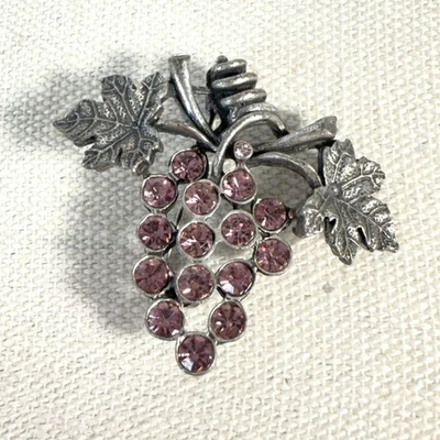 Broche de uva Lia Sophia pedrería rosa tono plateado Foto 1 de 4