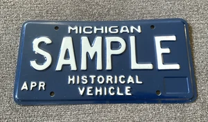 SELTENES 80er 90er MICHIGAN HISTORISCHES FAHRZEUG NUMMERNSCHILD WEISSE BUCHSTABEN VARIANTE - Bild 1 von 2