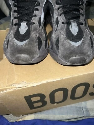 Talla 10.5 - Adidas Yeezy Boost 700 V2 Vanta Foto 1 de 4