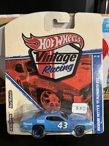 Hot Wheels 2010 Vintage Racing #24/30 RICHARD PETTY'S '71 PLYMOUTH GTX - Picture 1 of 4