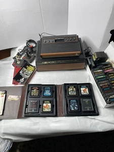 Lotto console videogiochi vintage Atari CX- 2600 con oltre 65 giochi, joystick, ecc - Foto 1 di 24