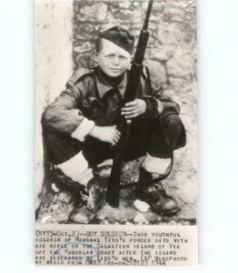 NIÑO SOLDADO del Mariscal Tito Fuerzas Yugoslavia Raro Segunda Guerra Mundial 1944 Foto de Prensa - Imagen 1 de 2