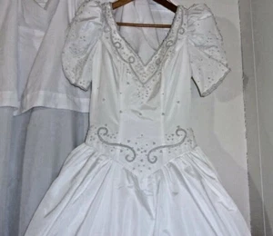 Woman Size 8 Wedding Dress Petite Button Up Train Mock Pearls Used In Design - Picture 1 of 11
