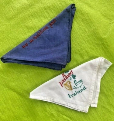 Pañuelo vintage bordado citas 1 de Francia y 1 de Irlanda  Foto 1 de 4