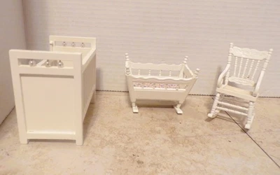 Melissa & Doug Muebles para Casa de Muñecas Guardería 3 Piezas Cama de Bebé Silla Cuna Foto 1 de 4