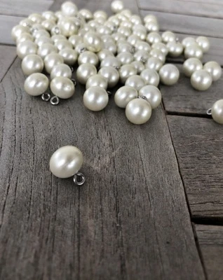 10 Stück weiß Creme Kugel Kunststoffknöpfe mit Metall Öse - Bild 1 von 4