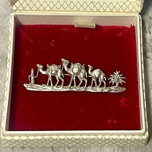 Broche de barra de alfiler vintage - plata maciza - hombre y 3 camellos judío Israel 51 mm firmado - Imagen 1 de 10