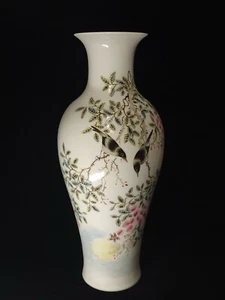 Fine Chinese Porcelain Famille Rose Vase - Picture 1 of 10