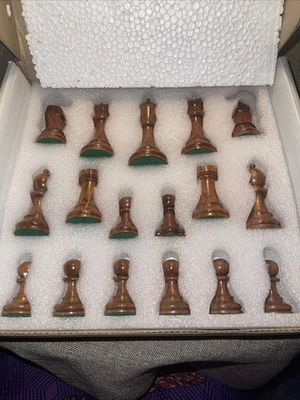 Juego de ajedrez The Grandmaster - Solo piezas - 4" - Palo de rosa dorado - Un juego/NUEVO EN CAJA Foto 1 de 4