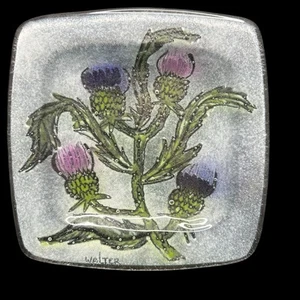 Plato cuadrado WALTER firmado por artista de vidrio fundido 8”x 8” patrón de planta de cardo - Imagen 1 de 4