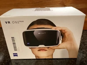 Zeiss VR ONE Plus Virtual Reality Headsets for Smartphones 2174-931 New - Picture 1 of 4