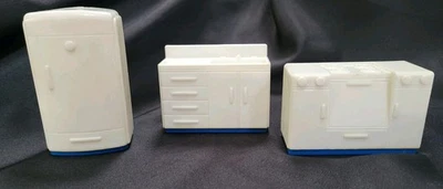 Juego de cocina vintage de 3 piezas para casa de muñecas Plasco blanco y azul Foto 1 de 4