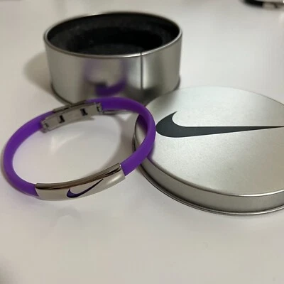 Pulsera ajustable de silicona One Nike con estuche de metal y lata Foto 1 de 4