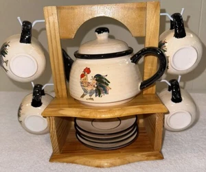 Tetera con 4 tazas y platillos con tema gallo EDC cerámica 2004 soporte de madera - Imagen 1 de 12