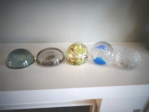 Lote de 5 Pisapapeles Arte Vidrio Conjunto Grupo Frita Delfín Pelota de Golf Flor Imagen - Imagen 1 de 10