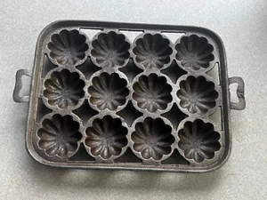Lodge #20 Turks head 12 muffin gem cast iron pan - vintage , nice condition - Picture 1 of 4