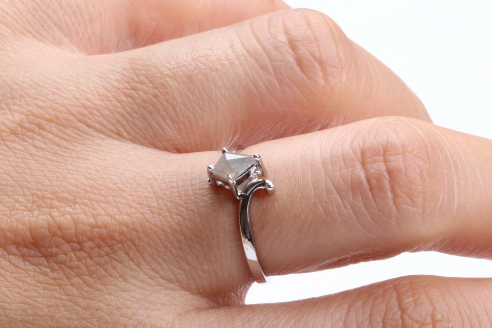 Anillo de diamantes talla rosa gris natural de 0,60 quilates con forma de cometa anillo de diamantes de sal y pimienta Foto 1 de 1