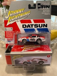 Johnny Lightning 1981 Datsun 280ZX Bre Omaggio Rosso & Bianco Con Latta 1/64 - Foto 1 di 2