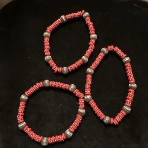 3 Red Silvertone Stretch Beaded Plastic Bracelets (Lot# 499) - Picture 1 of 4