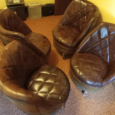 MESA GRANDE DE BARRIL DE WHISKY HERMOSA DE COLECCIÓN, ¡4 SILLAS DE BARRIL A JUEGO! Foto 1 de 4