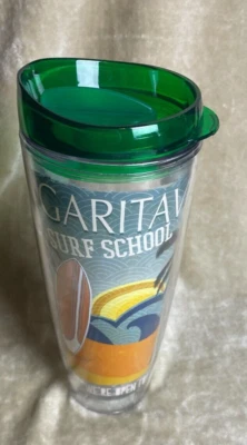 Пластиковый стакан Margaritaville SURF SCHOOL 26 унций с зеленой крышкой - Изображение 1 из 4