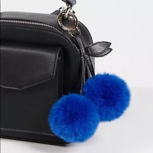 Portachiavi Free People in pelliccia sintetica con pompon ciliegia nuovo con etichetta - Foto 1 di 4