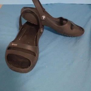 Sandalias CROCS negras con correa en el dedo del pie abierto ~ para mujer talla 8  - Imagen 1 de 9