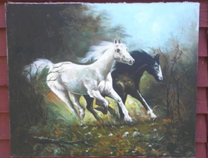 "Pintura vintage 1977 de caballos blancos y negros corriendo sobre lienzo firmada 19,5"" x 24" - Imagen 1 de 10