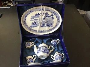 VINTAGE REGAL BONE CHINA MINIATURE BLUE WILLOW PATTERN TEA SET - IN ORIGINAL BOX - Picture 1 of 3