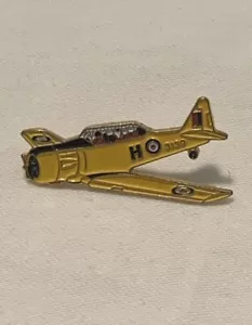 Waterloo Warbirds Harvard MK II B Yellow Airplane Aeroplane Lapel Pin *Signed* - Foto 1 di 5