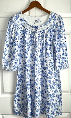 Camisón para mujer ARIA suave mezcla de algodón cepillado azul floral manga 3/4 mediano Foto 1 de 4