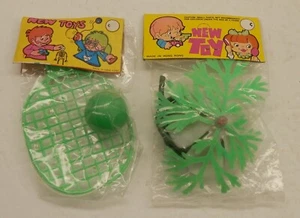 Juguetes de plástico vintage de Hong Kong - bola y raqueta - palmera con bomba - Imagen 1 de 2