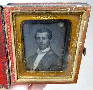 FOTO DAGUERROTIPO ANTIGUA AFLUENTE GUAPO JOVEN Estuche en ESTUCHE DE PERLAS - Imagen 1 de 7
