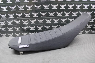 2002 2003 年 HONDA CR125R CR250R 原始设备制造商座椅 SADDLE FOAM PAN ENJOY 黑色握把盖 — 第 1/4 张图片