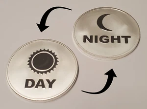1x Tag / Nacht Silver Clad Token Ideal zur Zeiterfassung in Spielen wie Magic MTG - Bild 1 von 6