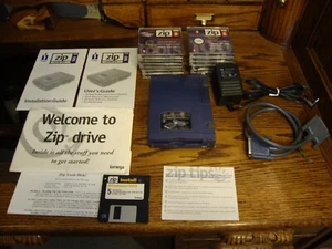 Iomega ZIP 100 Lecteur Externe Z100P2 avec Câble, Manuels, Alimentation + 14 Disques - Photo 1/15